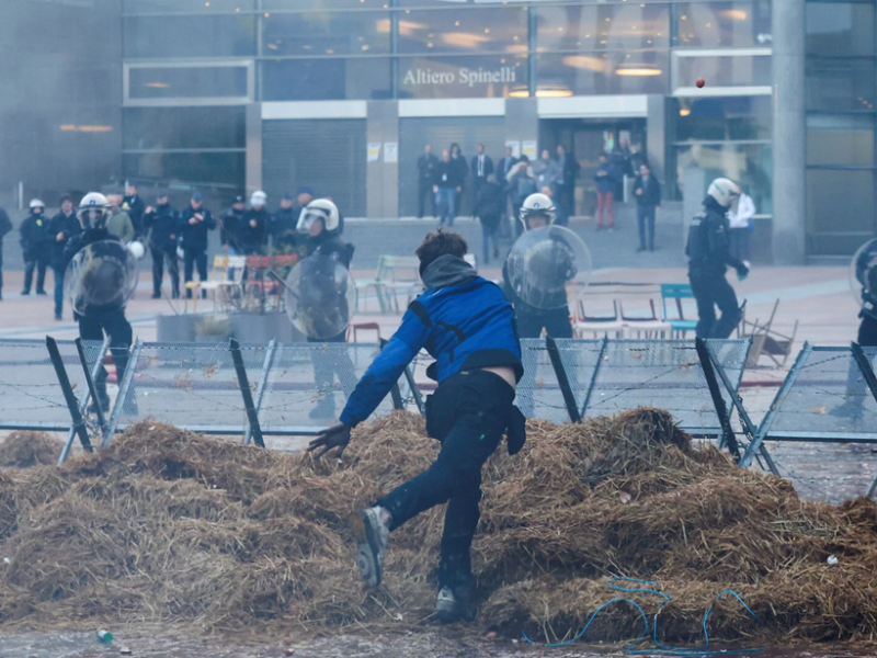 Los agricultores extienden sus protestas: cientos de tractores bloquean el Parlamento Europeo